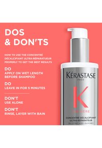 Silver- och vit pumpflaska för hårbehandling med röda detaljer, med instruktioner på en korallfärgad bakgrund. Texten lyfter fram anvisningar för applicering.