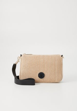 Kootud beež ehtetask, musta nahkrihmaga, ümmarguse logo tähisega, ristkülikukujuline ja tekstuurse pinnaga.