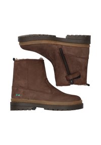 Bruine suède enkellaarsjes met een zijrits, gestructureerde zool, schapenwolvoering en kleine turquoise accenten.