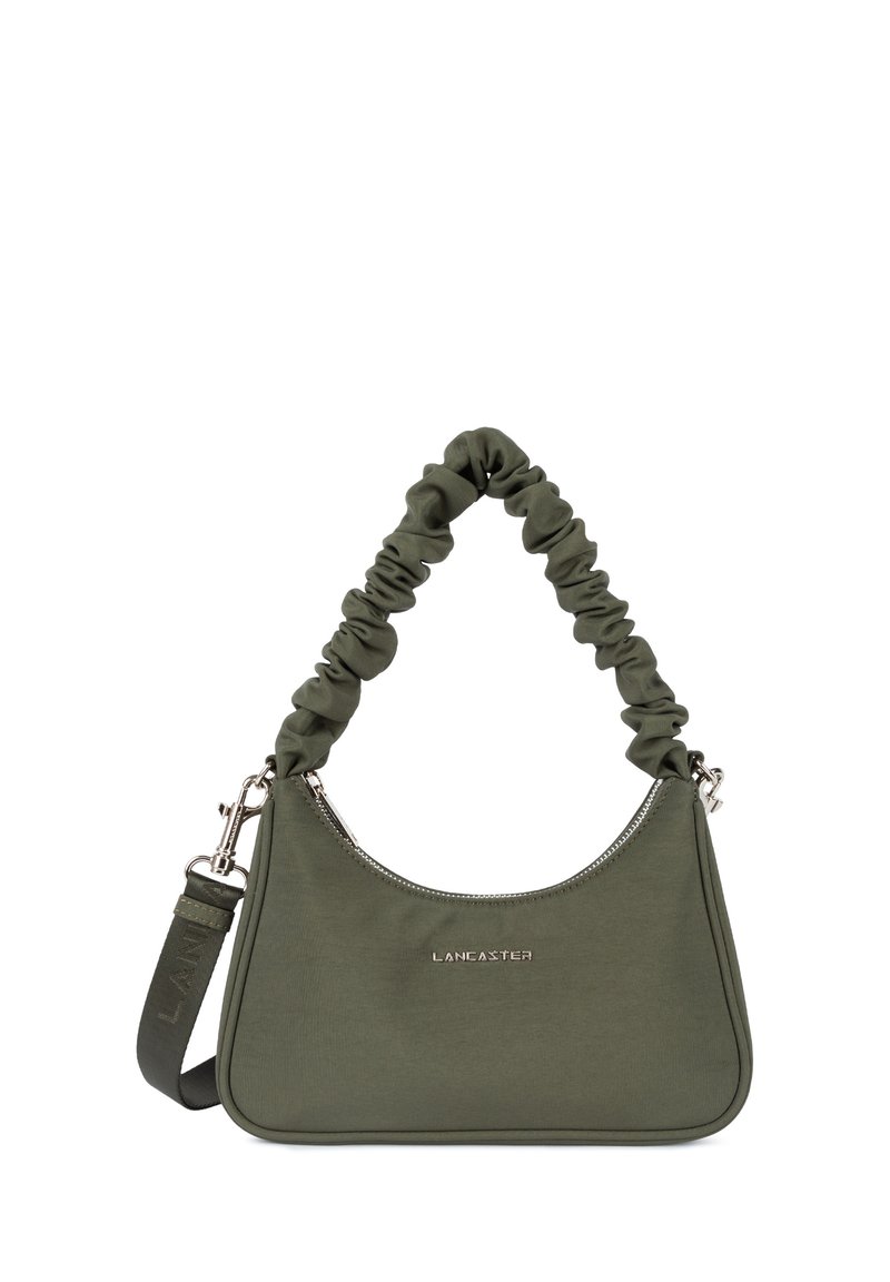 Borsa a spalla verde oliva con manico in tessuto arricciato, zip metallica, texture liscia, branding sottile e forma strutturata.