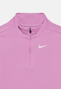 Nike quarter-zip πουλόβερ σε ανοιχτό ροζ ύφασμα, με μαύρο φερμουάρ και λευκό λογότυπο στο αριστερό στήθος. Λεία υφή, καθημερινός σχεδιασμός.