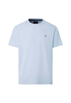 Camiseta de algodón azul claro con cuello redondo, mangas cortas y un pequeño logo azul marino en el pecho. Diseño sencillo y textura suave.