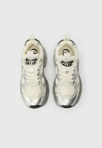 Hvite og sølvfargede atletiske sneakers med mesh-overdel, teksturerte detaljer, polstret krage, snøring og merkevare på tungen. Gummisåle.