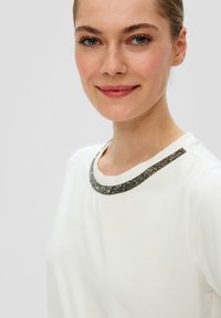 s.Oliver BLACK LABEL MIT DEKO-TAPE AM AUSSCHNITT - T-shirt imprimé - creme