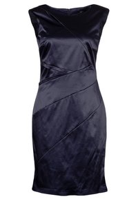 Marinblå sidentklänning med en figurnära silhuett, korta ärmar och vinkelräta draperingsdetaljer över bodyn och kjolen. Dragkedjestängning bak.