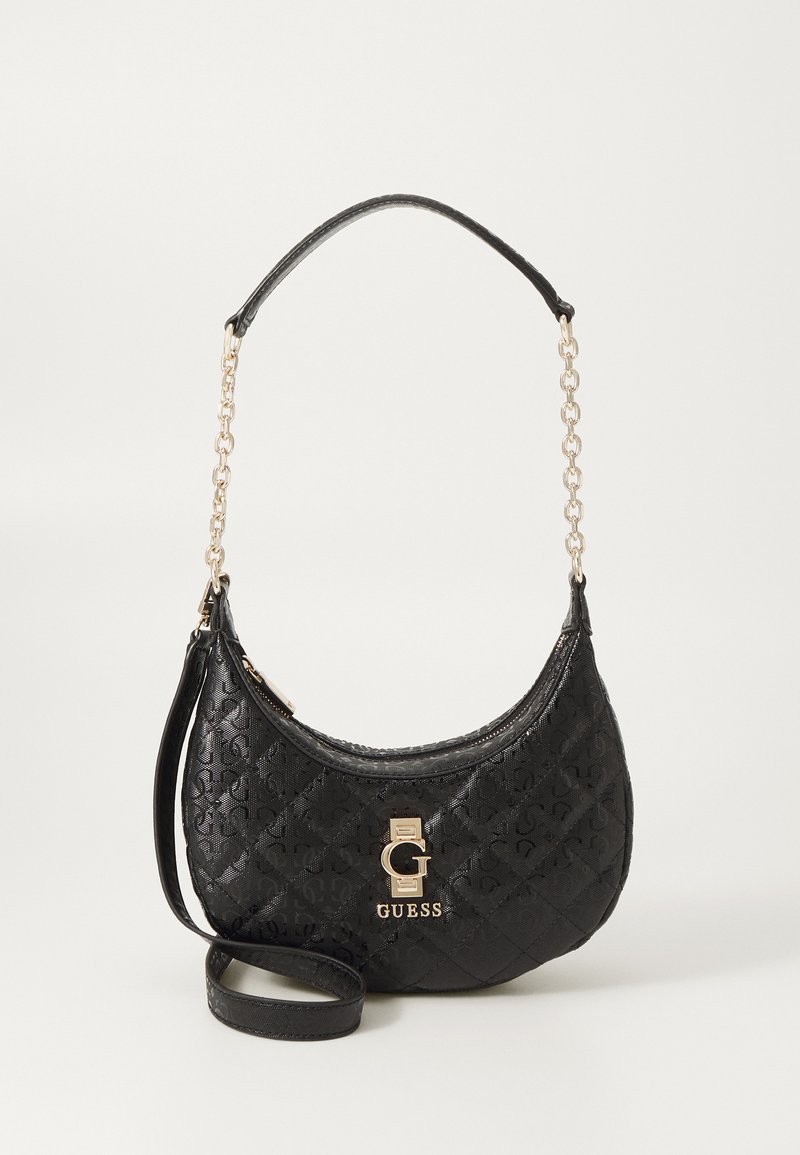 Czarna pikowana torebka o zaokrąglonym kształcie, z łańcuszkiem i skórzanym paskiem, złotym logo oraz gładką fakturą.