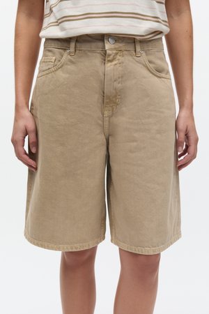 Lys brune denimshorts med en afslappet pasform, udstyret med bæltestropper, lukning med knap foran og sidelommer. Glat, holdbar tekstur.