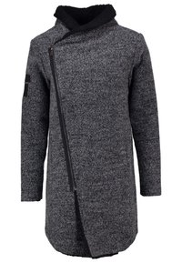 Abrigo de lana gris con cuello de forro polar negro, diseño asimétrico, cierre de cremallera y detalles de bolsillos laterales. Textura suave y silueta elegante.