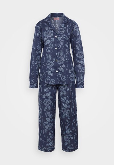 Marinblå blommig pyjamasuppsättning med en knäppskjorta med krage och långa ärmar, tillsammans med löst sittande byxor, båda i ett mjukt tyg.