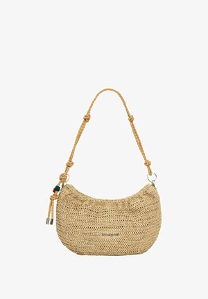 Beige geweven schoudertas met gevlochten riem, losse knopen, metalen ringen en kleine groene en rode decoratieve labels aan de zijkant.