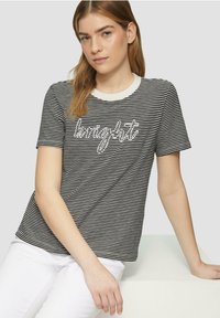 Zwart-witte gestreepte T-shirt met een witte ronde hals, voorzien van het woord "bright" in een gestructureerd ontwerp over de borst.