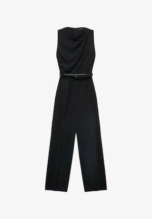 Zwarte mouwloze jumpsuit met gedrapeerde halslijn, ceintuurtje in de taille, wijde broekspijpen en gladde stof. Verborgen rits aan de achterkant voor sluiting.