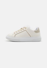 Białe skórzane sneakersy z teksturowanymi akcentami, beżowymi sznurówkami i białą gumową podeszwą. Posiada subtelny złoty detal na języku.