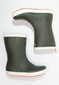 Zelené gumené dažďové čižmy s bielymi vrchnákmi, oranžovými textúrovanými podrážkami, s logom a pútkom pre jednoduché obúvanie. Zaoblený špička a hladký povrch.