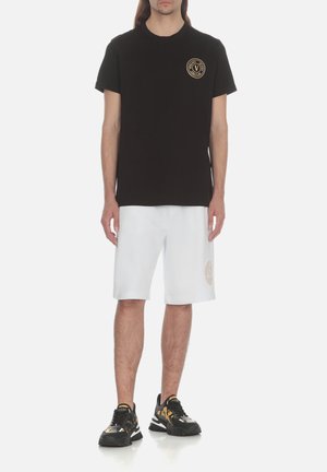 Versace Jeans Couture BERMUDA CON LOGO VEMBLEM - Pantaloni sportivi - bianco