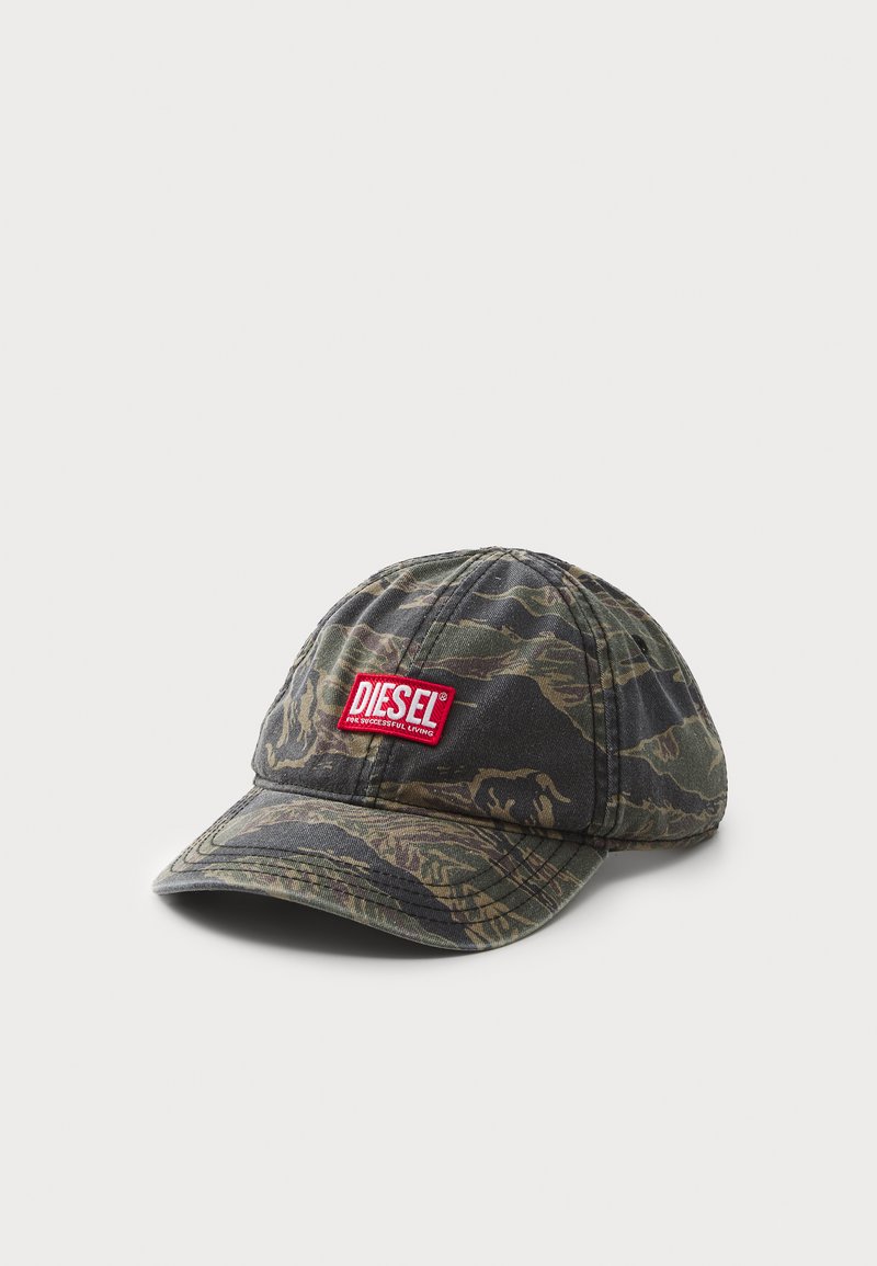 Boné de basebol de algodão em camuflagem com um patch do logotipo vermelho da Diesel, aba curva e detalhes cosidos. Apresenta um design clássico de seis painéis.