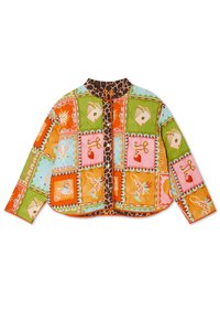 Gevoerde jas met een patchworkontwerp in levendige kleuren, waaronder oranje, roze en groen, en een kraag met luipaardprint.