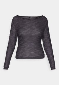 Långärmad topp i mörkgrått med en texturerad, ribbad design. Har en bred halsringning och en figurnära silhuett, tillverkad av lätt material.
