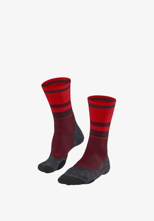 Para sportowych skarpet do łydki w kolorach czerwonym i ciemnoszarym z paskowanymi wzorami oraz wzmocnionymi palcami i piętami.