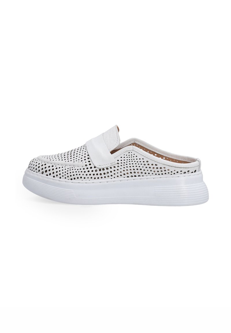 Weißes Slip-On-Schuhwerk mit perforiertem Obermaterial, gepolstertem Kragen und Gummisohle. Entwickelt für Atmungsaktivität und Tragekomfort.