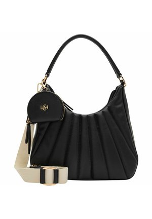 Czarna torebka o fakturowanej powierzchni z złotymi elementami, odpinanym beżowym paskiem i małą okrągłą saszetką przymocowaną do uchwytu z złotym zamkiem i logo.