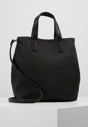 Sort ribbet tote-taske med to håndtag og en justerbar skulderrem, vist på en hvid piedestal mod en grå baggrund.