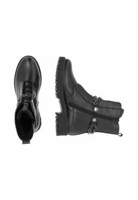 Bottines en cuir noir avec une semelle épaisse, fermeture éclair sur le côté et accents de chaîne décoratifs. Présentent un bout rond et une texture antidérapante.