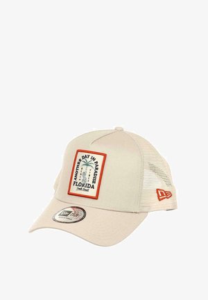 Beige Kappe mit Netzseiten, ausgestattet mit einem gestickten orange-blauen Patch, auf dem "Another Day in Paradise Florida" steht. Verstellbarer Riemen.