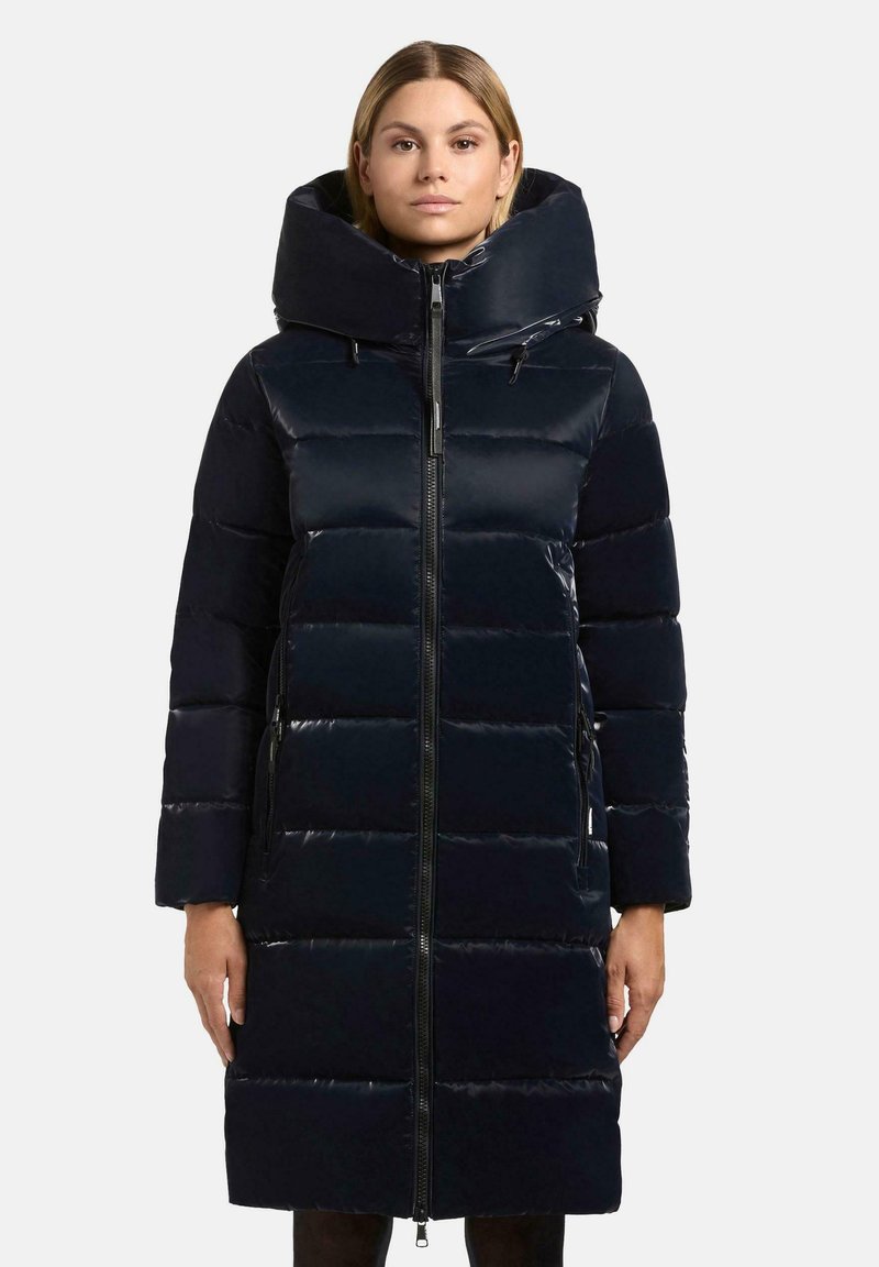 Parka imbottita blu navy con colletto alto, zip a tutta lunghezza e motivo trapuntato orizzontale. Presenta tasche laterali e una texture lucida.