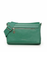 Borsa a tracolla verde in pelle con tasca frontale con zip, tracolla regolabile e accessori in tono oro. Presenta una texture liscia e un design minimalista.
