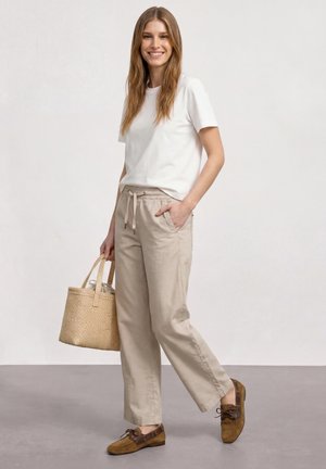 Street One, HIGH WAIST WIDE LEG HOSE IM LOOSE FIT - Shorts - clay sand
