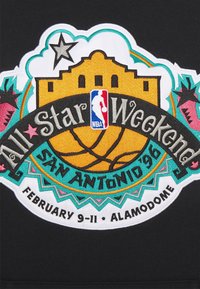 Grafik zum NBA All-Star-Wochenende in mehrfarbigem Stickdesign auf schwarzem Stoffhintergrund. Enthält ein gelbes Gebäude, einen Basketball und Veranstaltungsdetails.