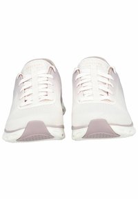 Baskets à lacets Skechers rose clair en tissu tricoté avec semelles blanches rembourrées, présentées de face.