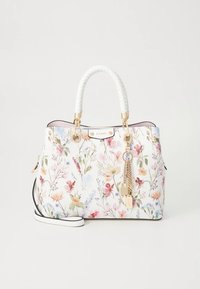 Florale Handtasche vor weißem Hintergrund mit pinken, violetten und gelben Blumen. Geflochtene weiße Griffe, goldene Beschläge und ein dekorativer Anhänger.