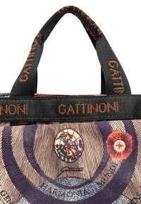 Borsa in tela con il brand arancione "GATTINONI", caratterizzata da un design astratto multicolore, motivi circolari e contrasto di texture.