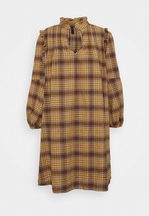 Vestido de cuadros marrón y amarillo con cuello alto, hombros con volantes y mangas abullonadas. Confeccionado con tela suave, presenta un corte hasta la rodilla.