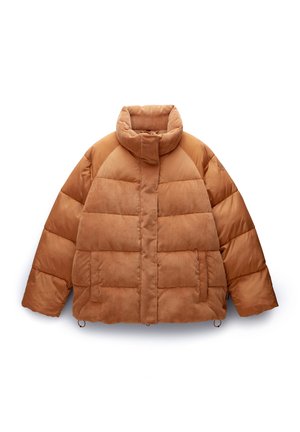 Hnědá péřová bunda s kordurovým vzorem, vysokým límcem, prošívaným designem a dvěma předními kapsami. Obsahuje šňůrky na dolním okraji pro nastavení.