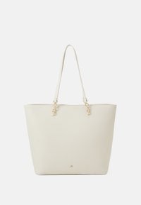 Beige läder toteväska med två axelremmar och detaljer i guldton. Slät yta och minimalistisk design med en subtil logotyp.