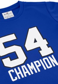 Camiseta atlética azul con el gran número blanco "54" y la palabra "CAMPEÓN" en letras negritas. Hecha de un tejido texturizado y transpirable.