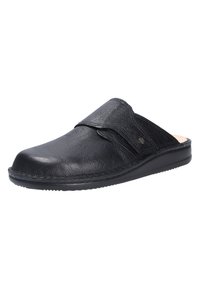 Chaussure slip-on en cuir noir avec une tige texturée, un bout rond, une sangle ajustable et une semelle en caoutchouc pour adhérence et confort.
