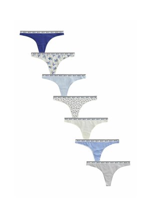 Septynios moteriškos medvilninės stringų kelnaitės įvairių spalvų ir raštų su prekės ženklo juosmenimis, išdėstytos vertikaliai viena ant kitos.