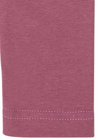 Tessuto di cotone viola con una texture liscia, caratterizzato da un orlo cucito in basso. Design semplice e senza fronzoli.