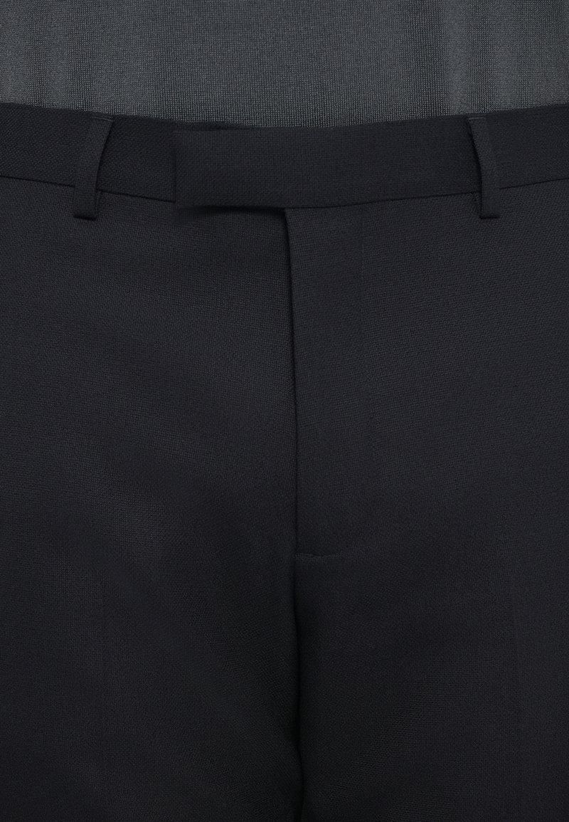 Schwarze trousers aus strukturiertem Stoff, mit flachem Vorderteil, Gürtelschlaufen und versteckten Seitentaschen für ein sauberes Design.