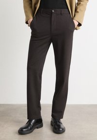 Mads Nørgaard METROPOLIS MORTEN PANTS - Chino hlače - brown