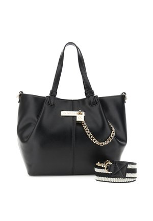 Borsa a mano in pelle nera con catena dorata e piastra con logo, due manici superiori e tracolla removibile a righe nere e bianche.