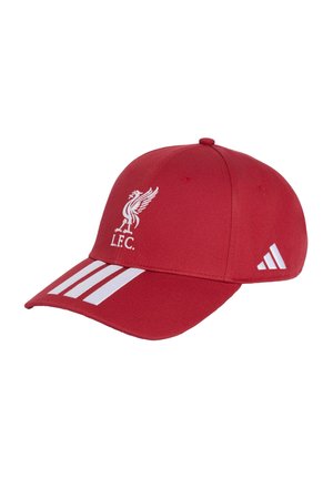 Czerwona czapka baseballowa z białym logo liver bird Liverpool FC, trzema białymi paskami na daszku i białym logo Adidas po boku.