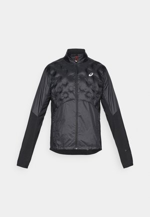 Schwarze isolierte Jacke mit gestepptem Vorderteil, glatten Ärmeln, Stehkragen und vollem Reißverschluss mit einem roten Zugband. Logo auf der oberen linken Seite.