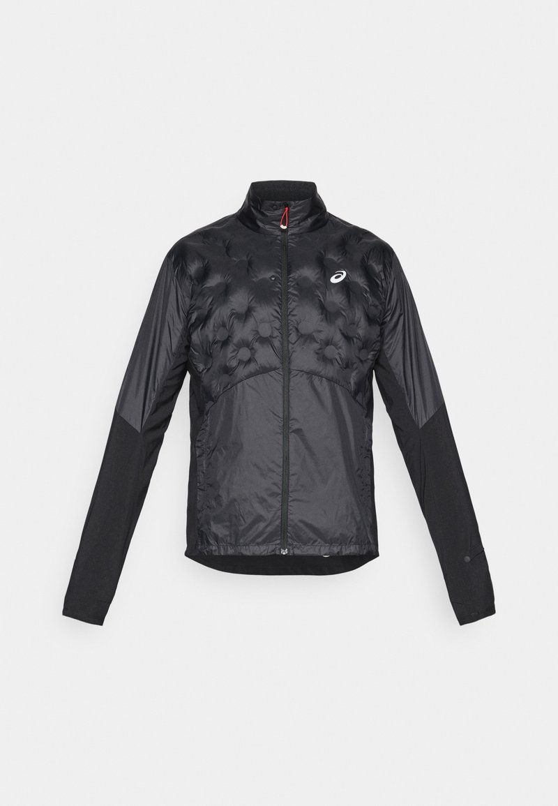 Chaqueta negra aislante con un frente acolchado, mangas lisas, cuello alzado y cremallera completa con un tirador rojo. Logo en la parte superior izquierda.