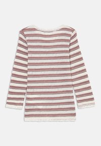 Langermet topp i krem og mauve striper. Har rund halslinning, blonder trim på ermene og nederkant, og et teksturert stoff med diamantmønstre.