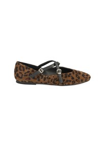 Leopardenmuster-Flatschuhe aus braunem Wildleder mit schwarzen Lederriemen. Sie besitzen eine spitze Zehenform und eine niedrige, flexible Sohle.